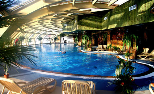 Бассейн в отеле Яхонты