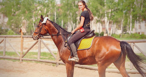 Катание на лошадях в отеле Яхонты